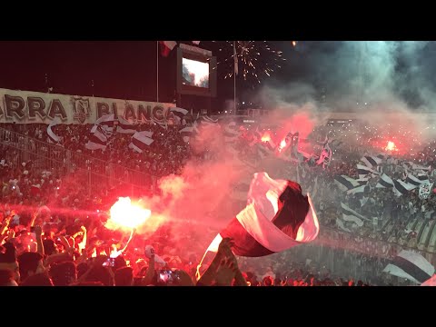 "Salida y cánticos Garra Blanca | Colo Colo vs Atl. Nacional 2018 | SOMOS EL CARNAVAL." Barra: Garra Blanca • Club: Colo-Colo • País: Chile