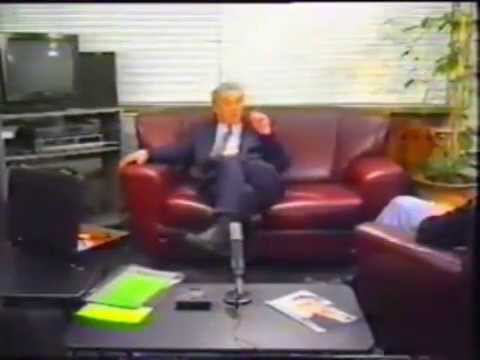 Na današnji dan - Danilo Lazović (Brodarevo, 25. novembar 1951 — Beograd, 25. mart 2006) bio je srpski glumac. Rođen je u Brodarevu na Limu, u Srbiji. Diplomirao je glumu na Akademiji za pozorište, film, radio i televiziju u Beogradu 1974. Prvu značajniju ulogu ostvario je u TV seriji „Otpisani“ (1974). Bio je jedan od najpopularnijih domaćih dramskih umetnika. Glumio je u velikom broju filmova i pozorišnih predstava. Ostao je upamćen po ulozi Šćepana Šćekića u srpskoj TV seriji Srećni ljudi (1993—1996) zahvaljujući kojoj je stekao veliku popularnost u Srbiji pa i šire.[2] 