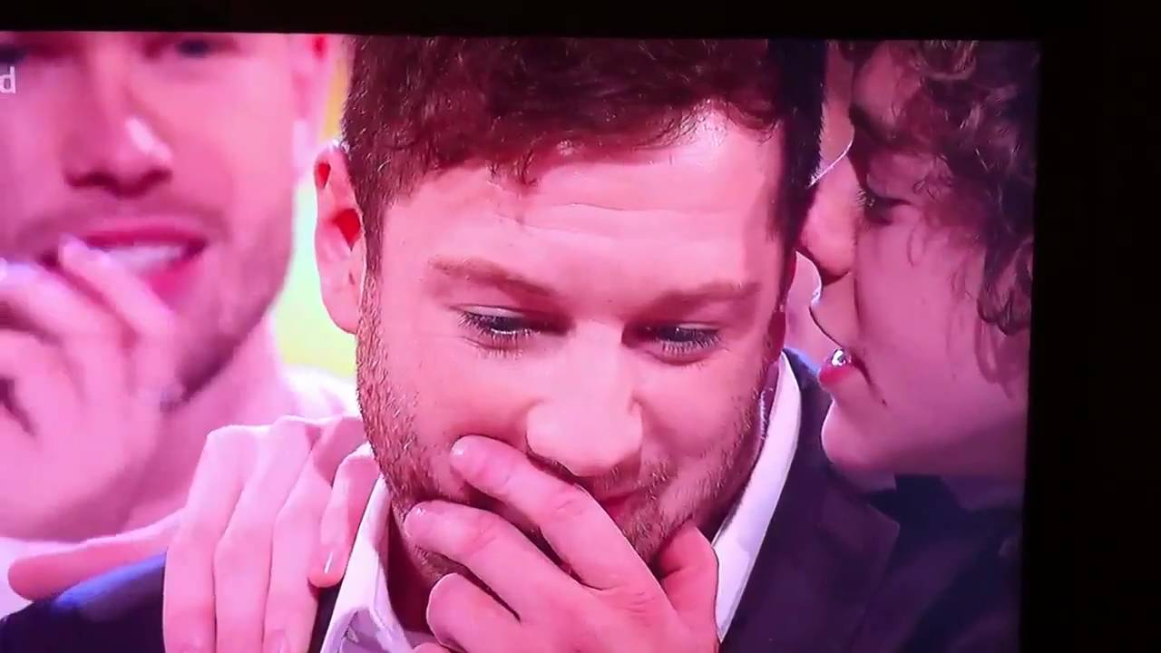 Harry Styles whispers to Matt Cardle 