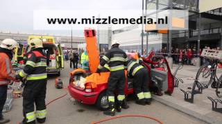 preview picture of video 'Bejaarde vrouw schiet met auto over fietspad tegen rek bij winkelcentrum Schalkwijk in Haarle'