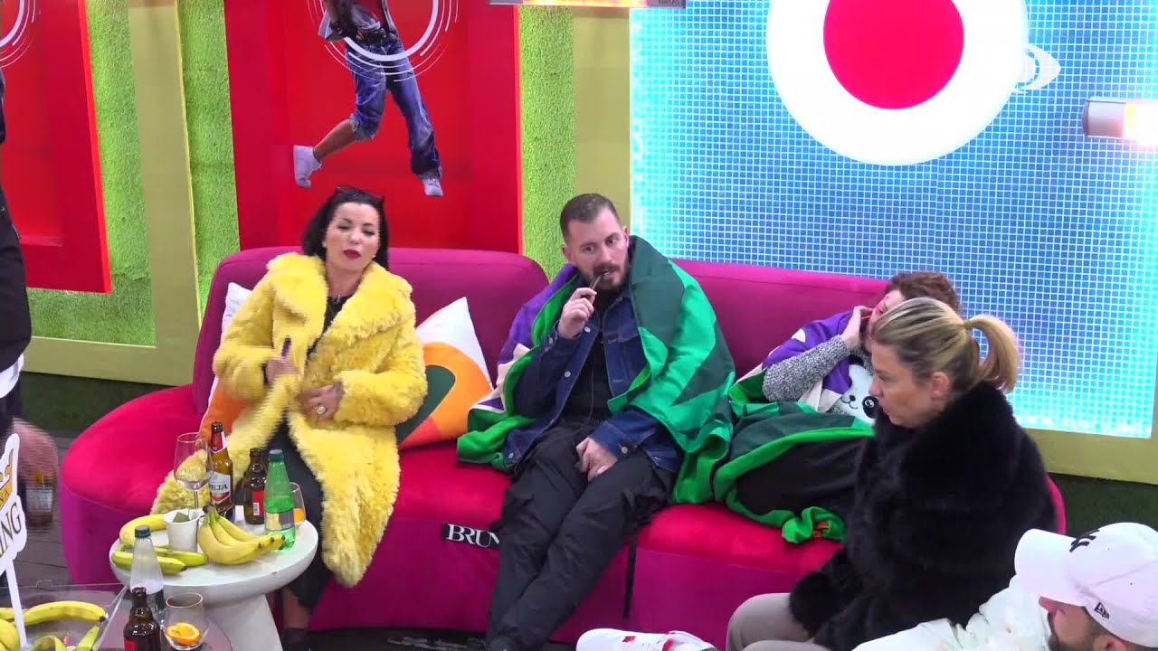 Isha e para, Roza diskuton me banorët rreth Lojës së Karakterit