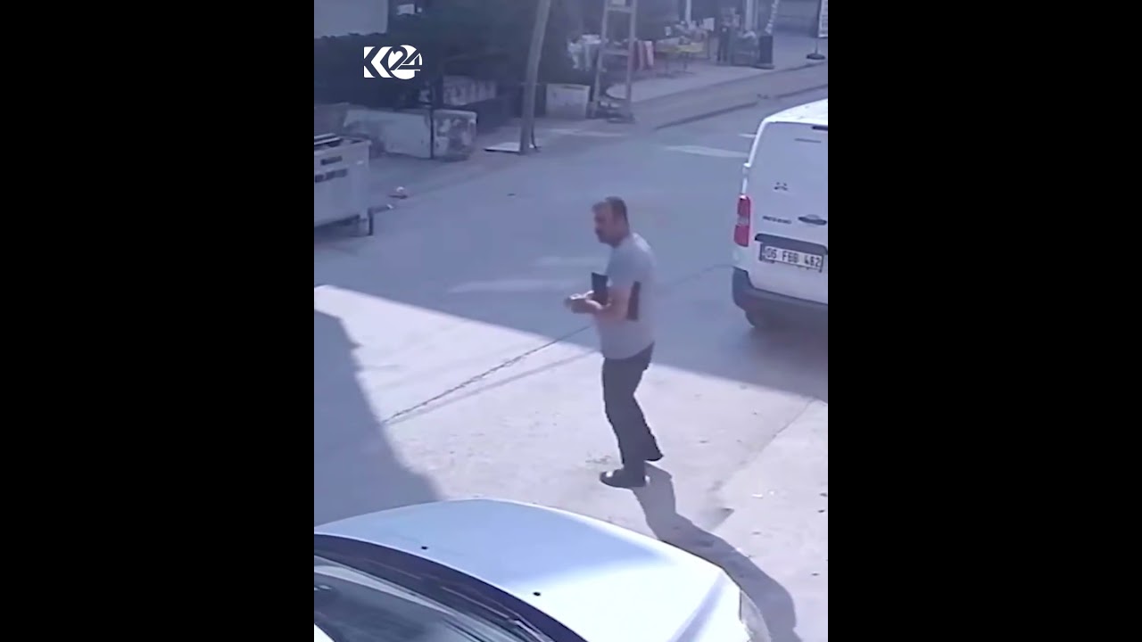 ڤیدیۆ | تورکیا... لە پڕ بارھەڵگرێت بەبێ شۆفێر دەردەکەوێت، خۆی فڕێ دەداتە نێوی و دەیوەستێنێت