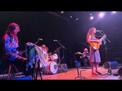 Liana Flores, “Halfway heart” Live