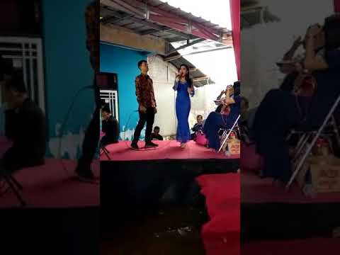 artis perempuanya hampir jatuh dr panggung