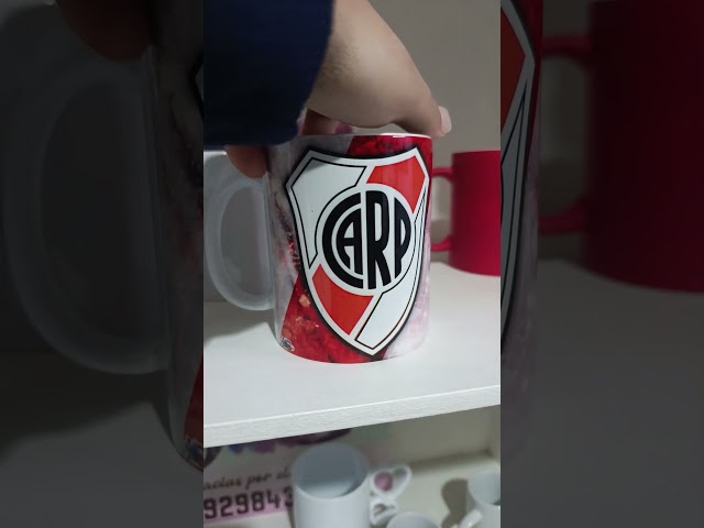 Vídeo relacionado con River Plate. Taza de cerámica de River Plate, Argentina. CARP. 325ml. 11oz. Diseños propios, únicos y originales en todos nuestros productos. Cerámica triple AAA. Somos Sportivo Maglietta. TAZ0089.