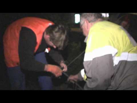 17 jähriger klaut Papa`s Auto und mäht einen Laternenmast um