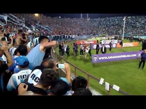 "Me muero de amor racing campeón" Barra: La Guardia Imperial • Club: Racing Club