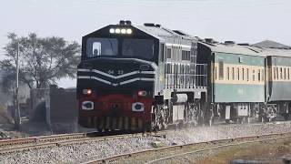 preview picture of video 'Pakistan Railways (Jaffar Express with Elegant ZCU20 6423) [Video# 01]'