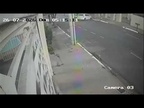 🚨 EXCLUSIVO: Câmera flagra grave acidente após motorista dar "cavalo de pau" em Três Lagoas