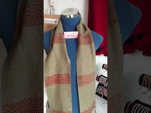 Vídeo relacionado con Bufanda de lana pura de borrego de Lona Scott Azul azul marino