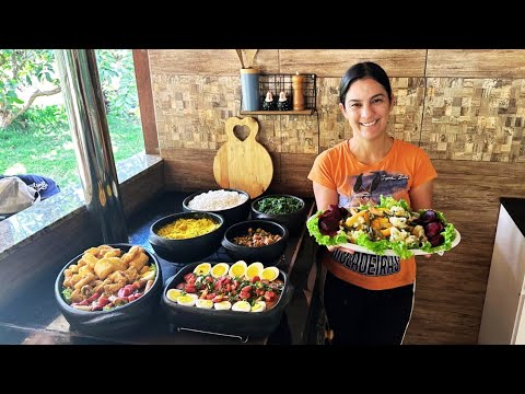 Cozinhando um almoço tradicional mineiro, no fogão a lenha na roça