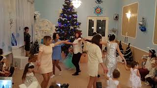 Новорічна казка для молодших наших діточок зі своїми матусями.