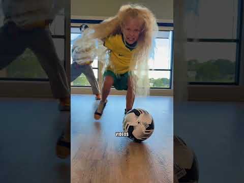Eseniia Mikheeva mit Shakira auf der Bühne der WM stand #shakira #eseniiamikheeva #americasgottalent