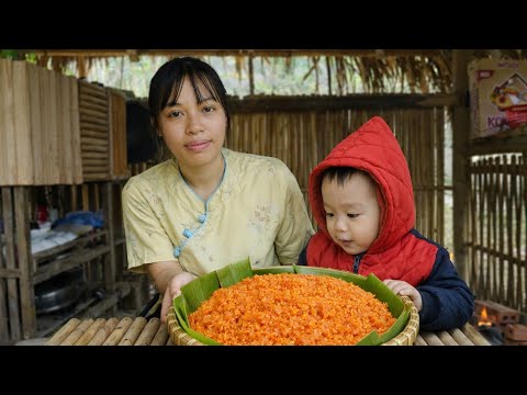 The single mother made sticky rice with gac fruit to give to her neighbors.