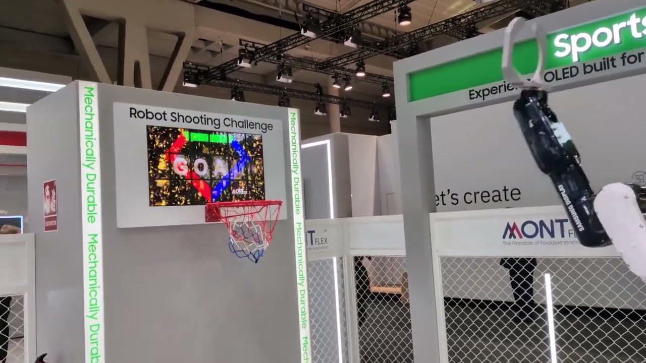 Samsung Display basketball simulator test at MWC 2026 - YouTube