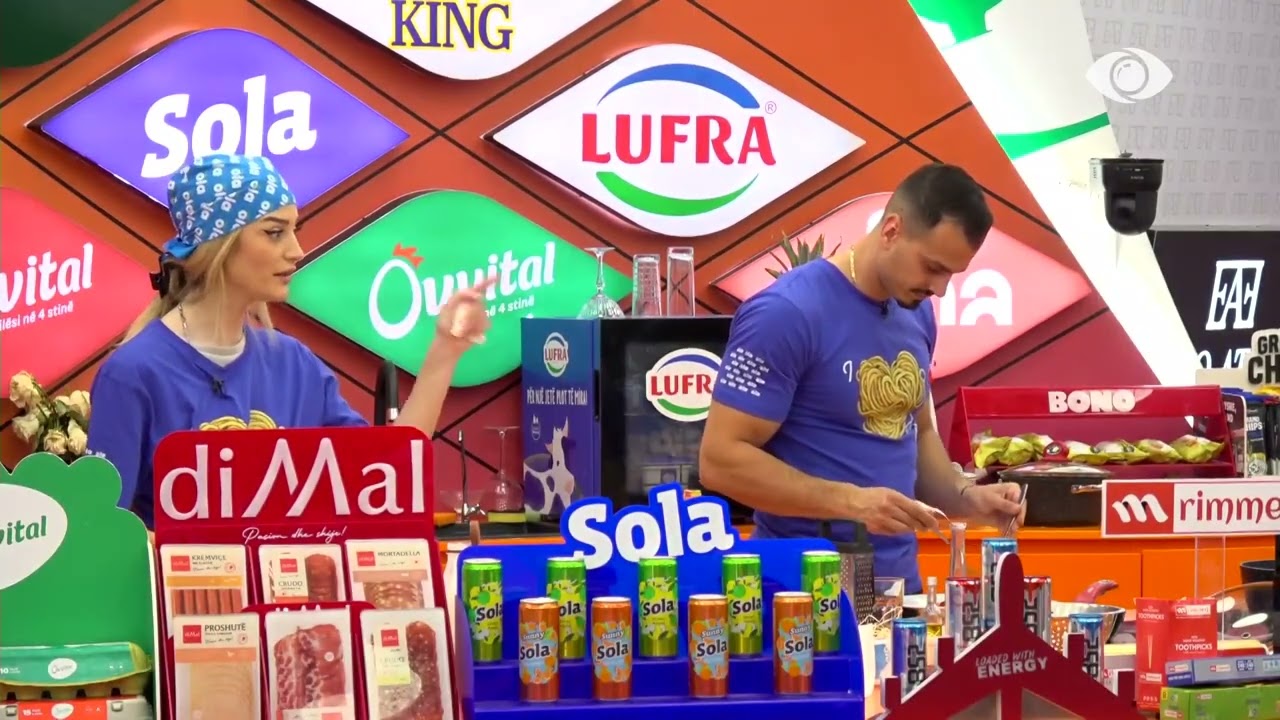 Mateo përgatit makaronat e tij