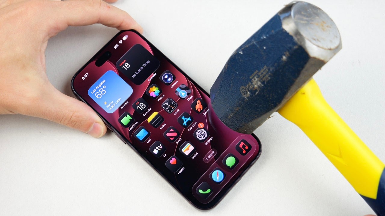 TechRax preizkusil iPhone 18 Pro z nožem in kladivom — koliko zdrži novi Ceramic Shield zaslon