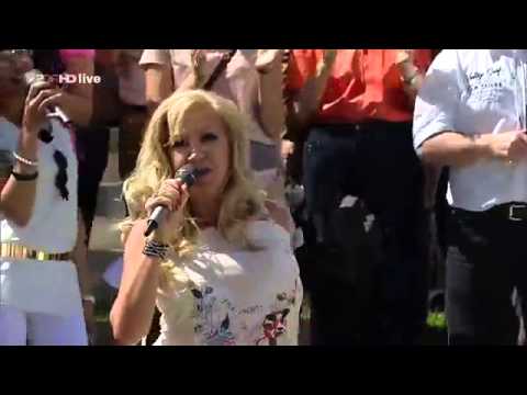 Carmen Geiss singt im ZDF Fernsehgarten