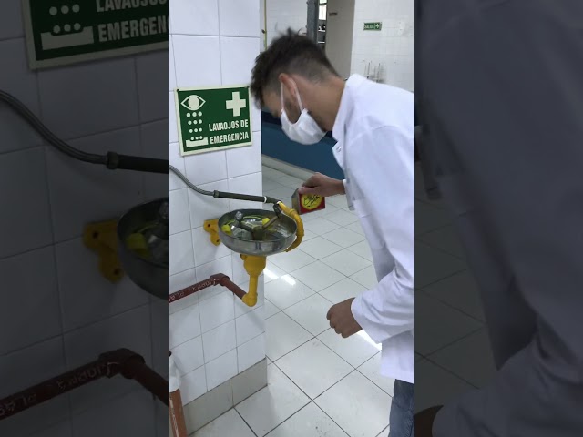 Vídeo relacionado con POPETPOP Unidad Lavaojos De Emergencia Activación Por Palanca y Montaje En Grifo Para Entornos Industriales y Laboratorios