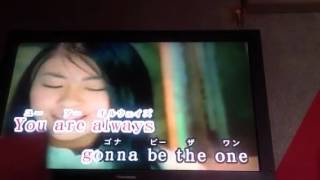 Letícia cantando no karaoke