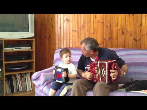 Organetto molisano  il nonno inizia ad imparare il nipotino