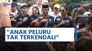 Mahfud MD Diberi Rompi Hitam Bertulis "Anak Peluru Tak Terkendali" oleh Young Lex, Berfoto 3 Jari