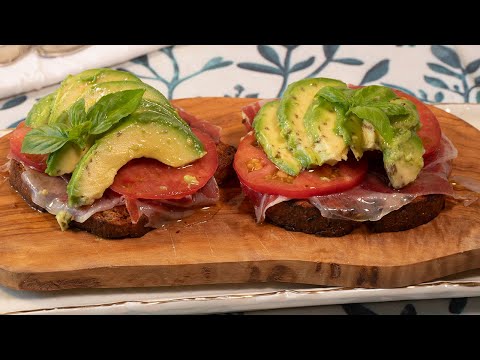 Tosta de aguacate, jamón y tomate. LA MÁS FÁCIL