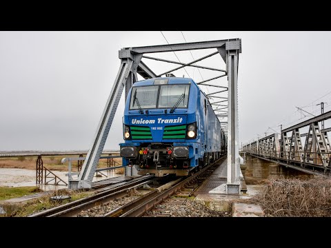 Tren de marfa UNICOM trece podul de peste raul Moldova la Roman cu Smartron 002 -  03.04.2021
