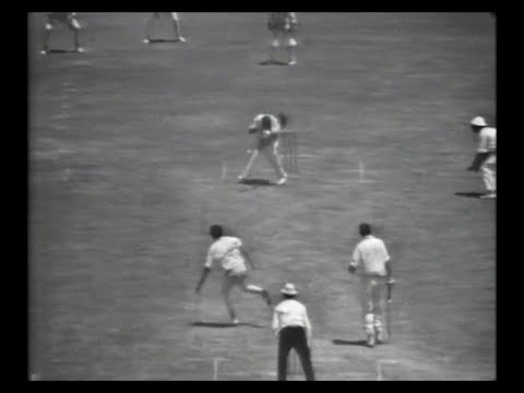 GRAHAM McKENZIE HIT BY JOHN SNOW AUSTRALIA v ENGLAND 4th TEST MATCH DAY 5 SYDNEY JANUARY 14 1971