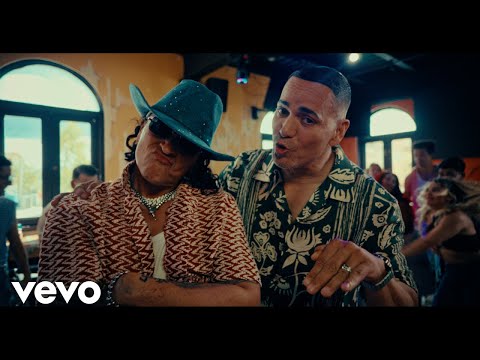 Víctor Manuelle, Elvis Crespo - La Gozadera en Navidad (Official Video)