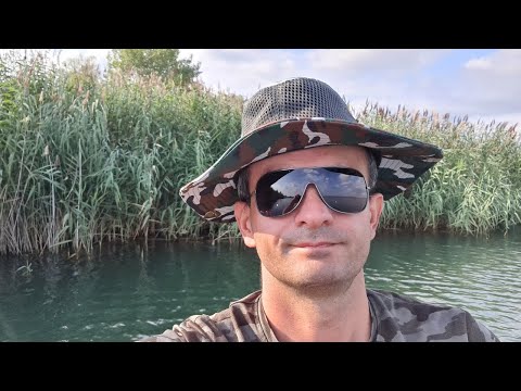 Pescuit din barca la buza stufului