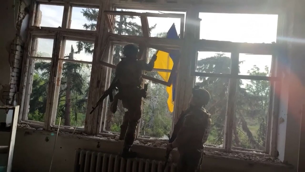 UKRAINIAN FORCES CLEAR POKROVSK CITY COUNCIL, RAISE FLAG AFTER RUSSIAN INFILTRATION || 2025