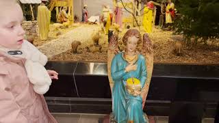 Kerststal en gebedsboom schitteren in de Sint Jan de Doper kerk