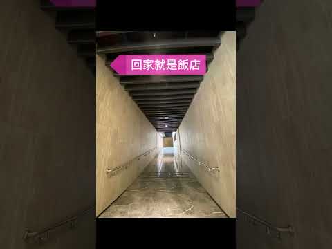 Vista invencível para o mar 2 carros planos. Menos pessoas. Museu de Arte do Bairro