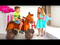Diana y Roma juegan con un caballo de ju Diana y Roma juegan con un caballo de ju