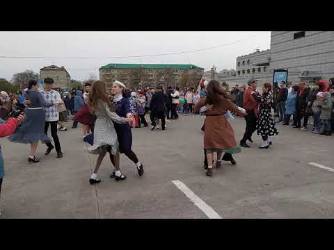 Танцуем вальс "Лебединое озеро" возле ОКЦ на праздновании Дня Победы