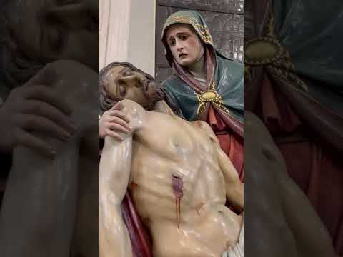 María Dolorosa recibe a su hijo Jesús en sus brazos