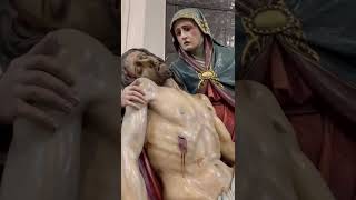 María Dolorosa recibe a su hijo Jesús en sus brazos