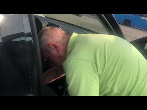 HARD PEDAL PUMPING E REVVING MENTRE IL MIO SCHIAVO PERSONALE LAVA LA MACCHINA DI MIA MADRE