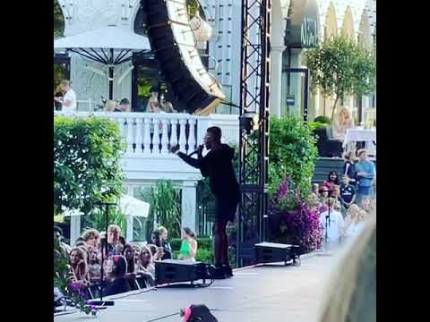 Icekiid er du dum eller hvad vibing at Tivoli, Copenhagen, Denmark.