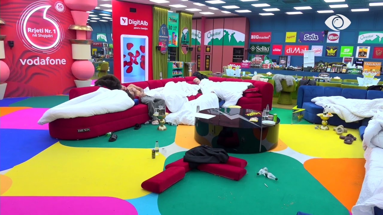 Gjesti i shkon pranë Vserlos, përtyp karamele për të acaruar banorin teksa fle gjumë