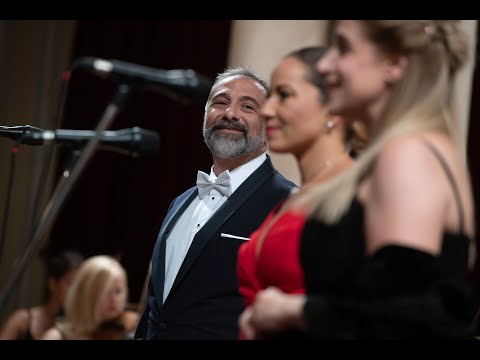 ME KOUSTOUMI KAI GRAVATA