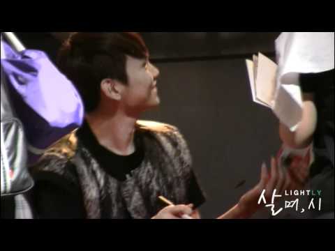 [fancam] 101015 SHINee cute smiling key @ Busan fansigning