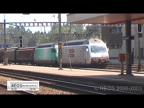 2000-2003 [SDw] 2/3 Arth-Goldau station - AMAZING Classic SBB action, passenger & freight!