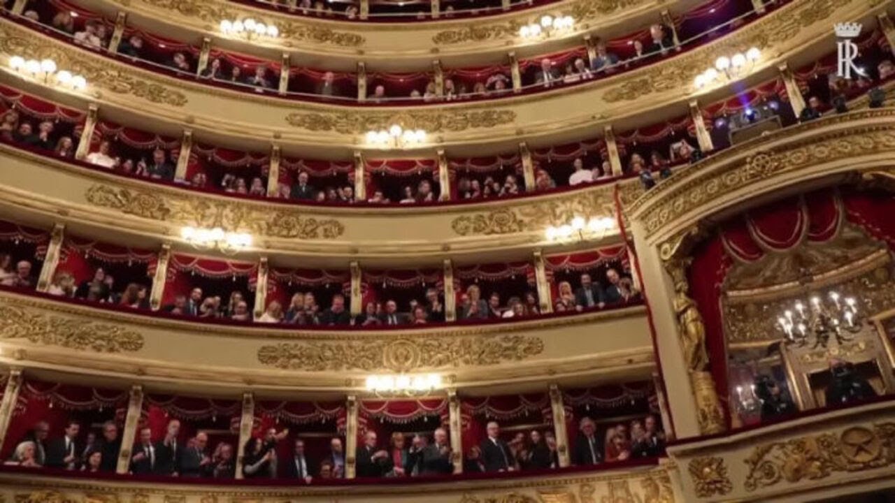 Standing ovation per Mattarella al 150esimo del Corriere della Sera alla Scala di Milano