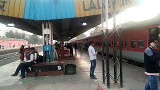 preview picture of video '18508 HIRAKUD EXPRESS Train Announcement At Lalitpur Railway Station'