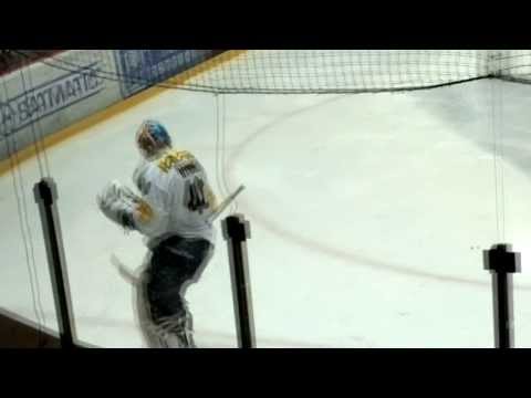 Ässät-Kärpät 15.2.2014. Lähikuvassa Ässä-kasvatti Jussi Rynnäs + Kärppäfanit