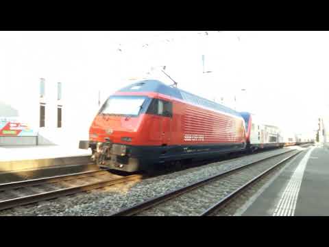 passage de deux Re 460 CFF avec une rame d'IC 2000, d'IC 2020 et de VU IV à Pully