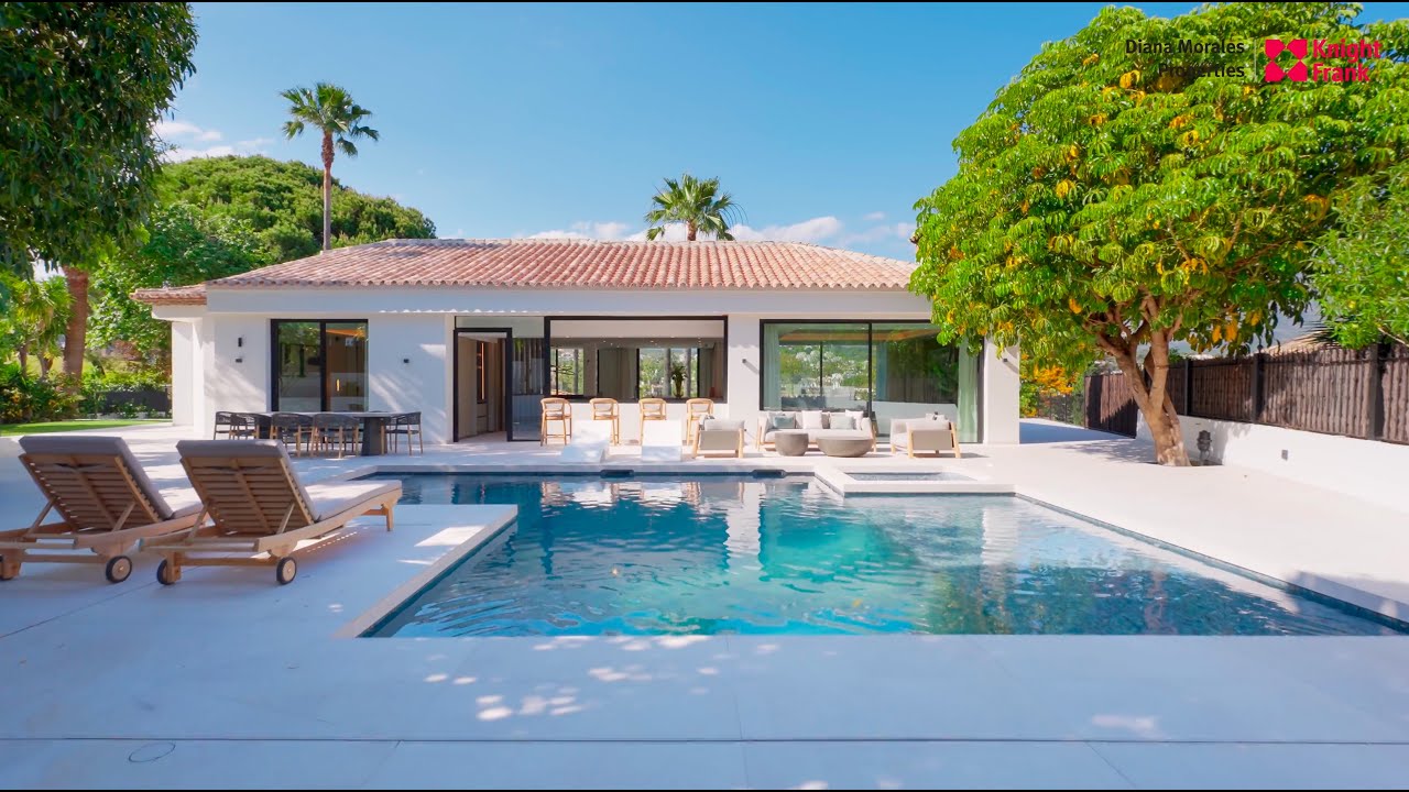 Villa for sale in Las Brisas, Nueva Andalucia