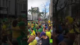 Apoiadores de Flávio Bolsonaro fazem ato na Avenida Ana Costa, em Santos.